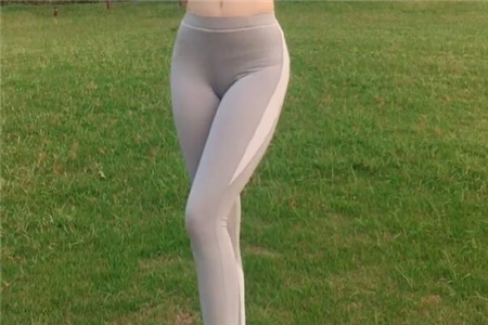 女性操练瑜伽减肥塑身的第一法宝：瑜伽紧身裤
