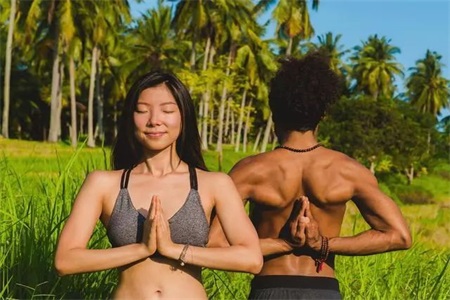 同房姿势108种，女性操练瑜伽可以调养皮肤改善体态