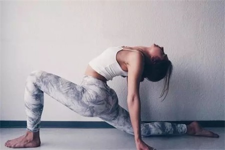 同房姿势108种，女性操练瑜伽可以调养皮肤改善体态