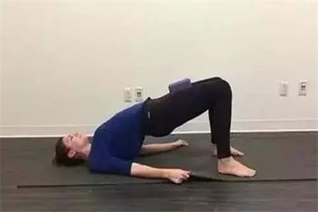 女性操练瑜伽注重协调性，三组瑜伽动作增强力量练习