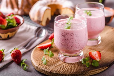 炎炎夏日来一杯冰爽奶昔，草莓、喷香蕉口胃的做法大全