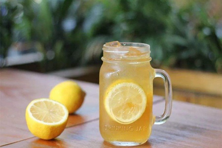 柠檬水减肥美容功能好，蜂蜜饮料的建造体例