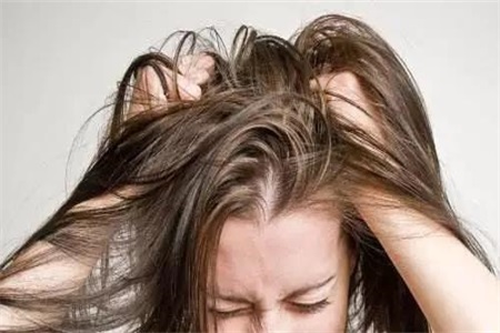 失踪头发吃什么好，女性改善这些习惯比植发更有用