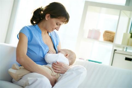 宝妈坚持母乳喂养是好事，但结合配方奶对宝宝更有益处