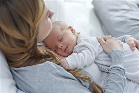 宝妈坚持母乳喂养是好事，但结合配方奶对宝宝更有益处