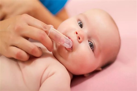 宝宝长牙不按顺序是发育不好吗，家长需要关注宝宝口腔健康