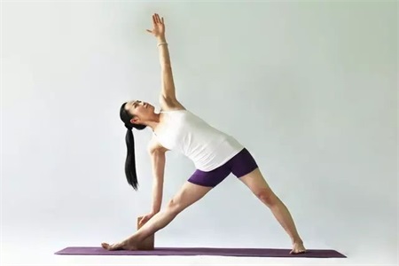 练习瑜伽排毒养颜，四个瑜伽动作让你越练越年轻