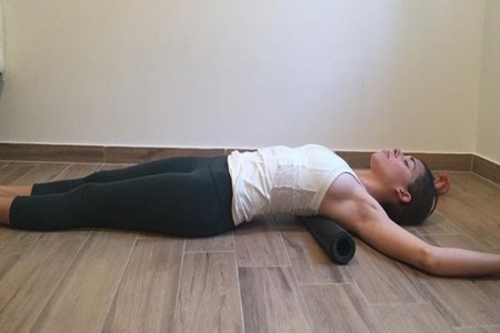 四组缓解肩颈酸痛的瑜伽动作，女性可以多加练习