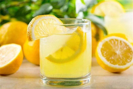 柠檬水的功效与作用，女性喝柠檬水需要注意这三点