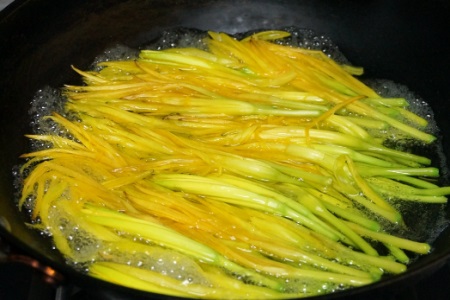 黄花菜的功效与作用 不炒不拌，这样的做法最美味