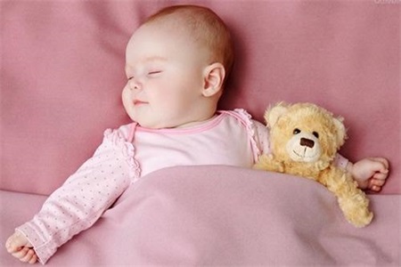 宝宝和谁睡比较好？老人想带孩子睡怎么办