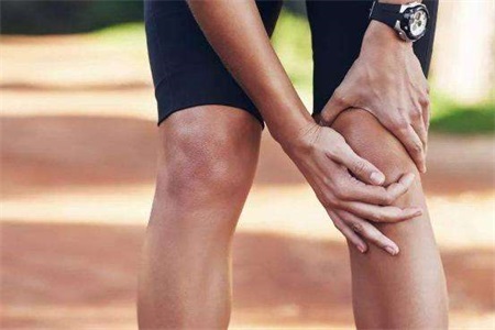 女性膝盖痛的可能问题，一个动作就可以减缓膝盖的压力
