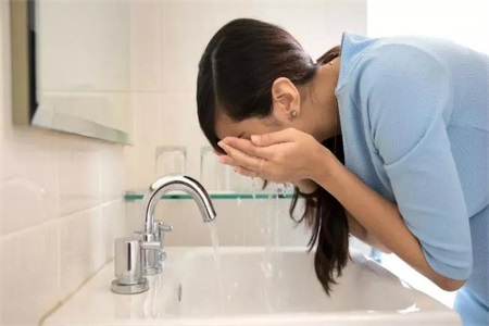 这五种错误的洗脸方式，只会让皮肤越来越敏感