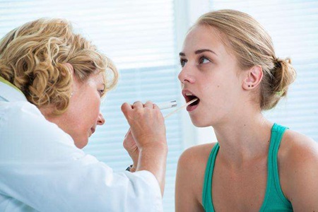 扁桃体发炎吃什么药，女性快速缓解喉咙痛的方法