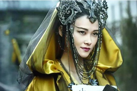 李宇春女排造型出演《我就是演员》，红白运动服穿出时尚感