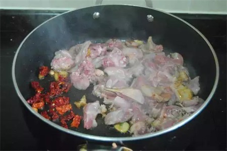 兔子肉怎么做好吃，高蛋白低脂肪的兔子肉加入它之后可以去腥