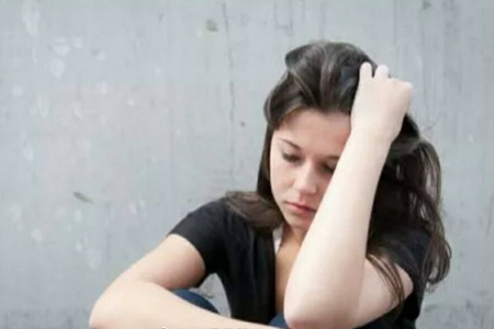 抑郁症的表现症状，女性患抑郁无缘无故的哭觉得压抑