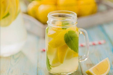 喝柠檬水的五大好处，女性吃柠檬的最佳时间
