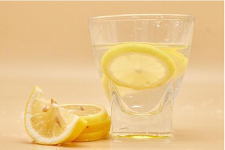 喝柠檬水的五大好处，女性吃柠檬的最佳时间
