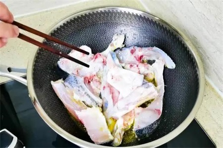鱼头豆腐汤的做法，想要汤汁鲜美浓郁不能少了这一步