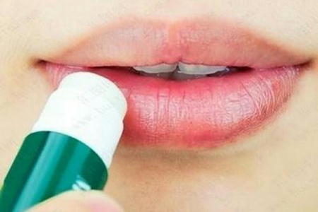 避免嘴唇干裂脱皮的八个方法，女生预防唇裂涂出漂亮唇妆