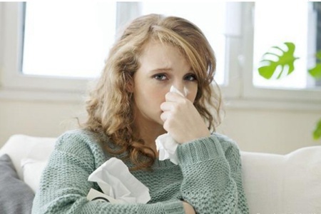鼻炎的五个症状，女性得慢性鼻炎的治疗方法