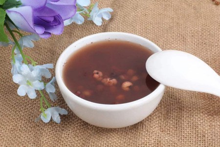 红豆薏米芡实茶的功效与作用，女性美容助消化就喝它