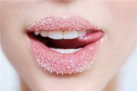 冬天嘴唇干裂脱皮怎么办 五种唇部护理方法一步到位