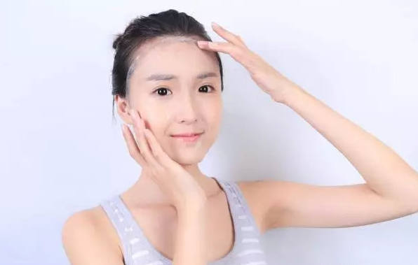 护肤步骤前要做好脸部清洁护理 洗面奶补水化妆品都重要