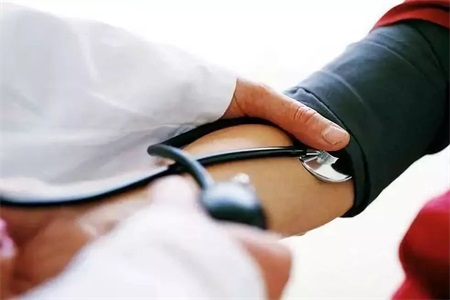 高血压是怎么引起的？女性经常出现这三种症状要重视起来
