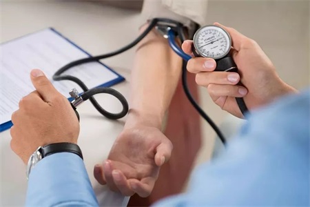 高血压是怎么引起的？女性经常出现这三种症状要重视起来