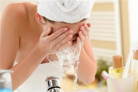 补水保湿的化妆品选择困难 水乳是必不可少的护肤品
