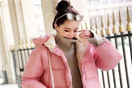秋冬衣服色彩搭配最流行款式趋势 粉色外套配什么颜色内搭