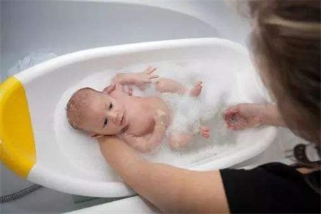 感冒咳嗽吃什么好的快？宝宝感冒能不能洗澡物理降温要知道