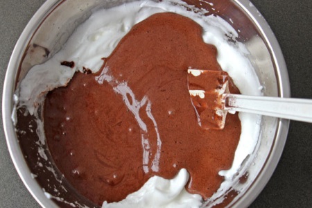 戚风蛋糕的做法，巧克力爱上淡奶油的饱满瞬间俘获人心