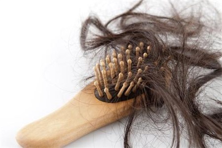 脱发是什么原因引起的？女性患有脂溢性脱发这样做可改善