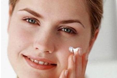 烟酰胺对皮肤的作用与功效，美白抗老消除肌肤斑点
