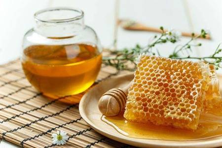 蜂蜜水的五大作用与功效，女人长期喝蜂蜜的好处