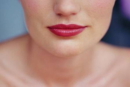嘴唇发紫是什么原因，女性嘴唇变深可能是这处有疾病