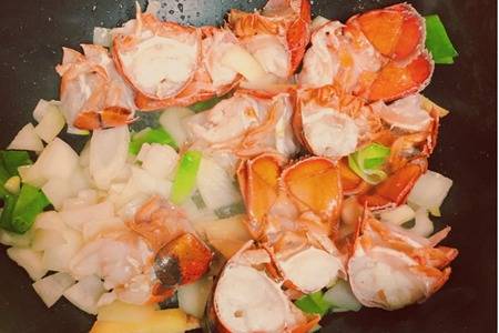 波士顿大龙虾的做法大全，蒜蓉龙虾煮面吃鲜掉舌头