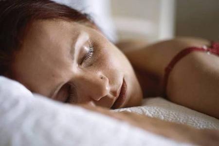 睡觉流口水是怎么回事，睡觉唾液多的六个原因伤害健康
