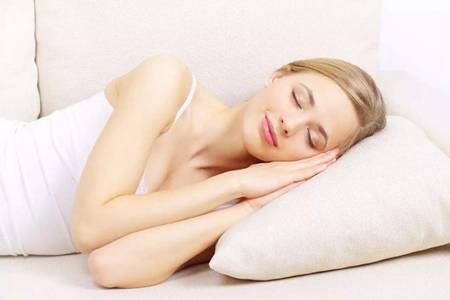 睡觉流口水是怎么回事，睡觉唾液多的六个原因伤害健康
