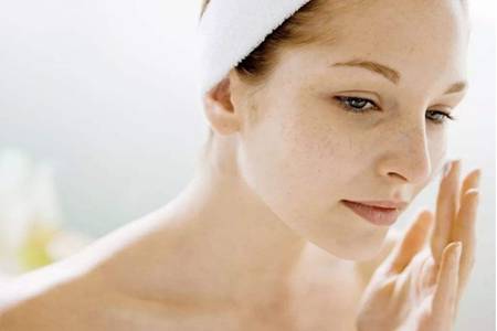 皮肤过敏症怎么治除根，女生脸上红肿过敏的缓解方法