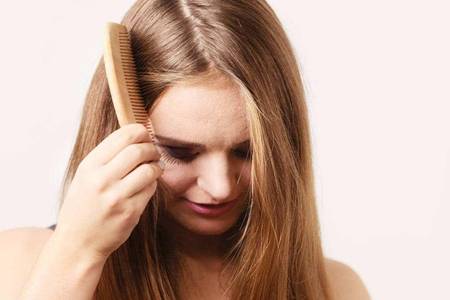 女性大把掉头发是什么原因，找准脱发六大解决方法