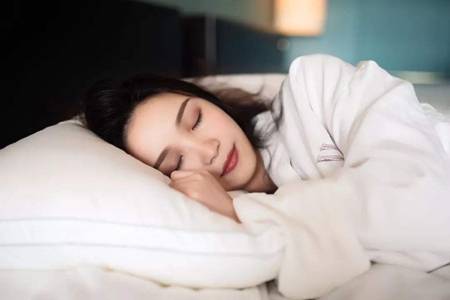 女性落枕了怎么快速好起来，教你五个方法缓解肩颈酸痛