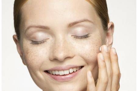 脸上长斑是因为什么原因引起的，女性怎么预防脸上长斑
