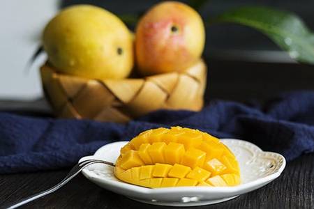 芒果的功效与作用禁忌，食用芒果美容小心上火
