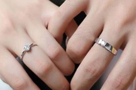 戒指的戴法和意义 女生中指戴戒指说明什么