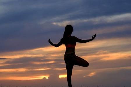 练习瑜伽的好处是什么  改善青少年脊柱侧弯等不良体态