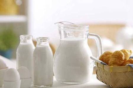 牛奶的功效与作用   什么时候喝牛奶最好早上可以空腹喝吗